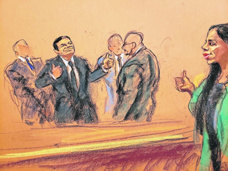 Ilustración del juicio de El Chapo la semana pasada. El capo saluda a su esposa, Emma Coronel.