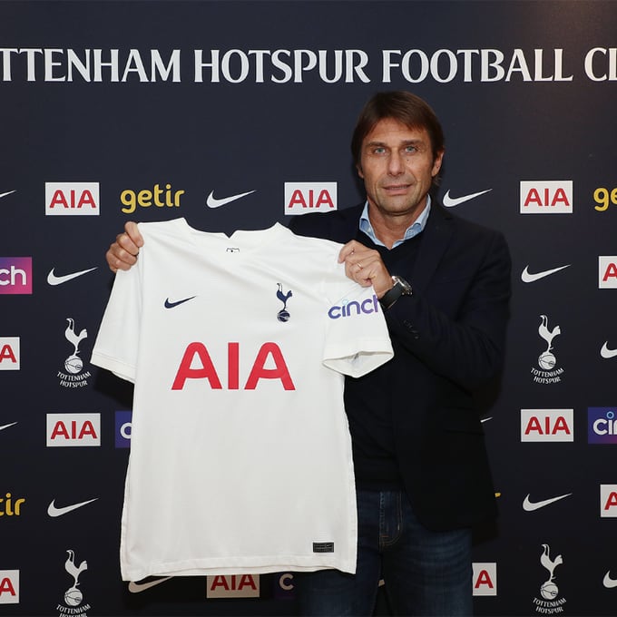 Antonio Conte fue presentado como el nuevo técnico del Tottenham.