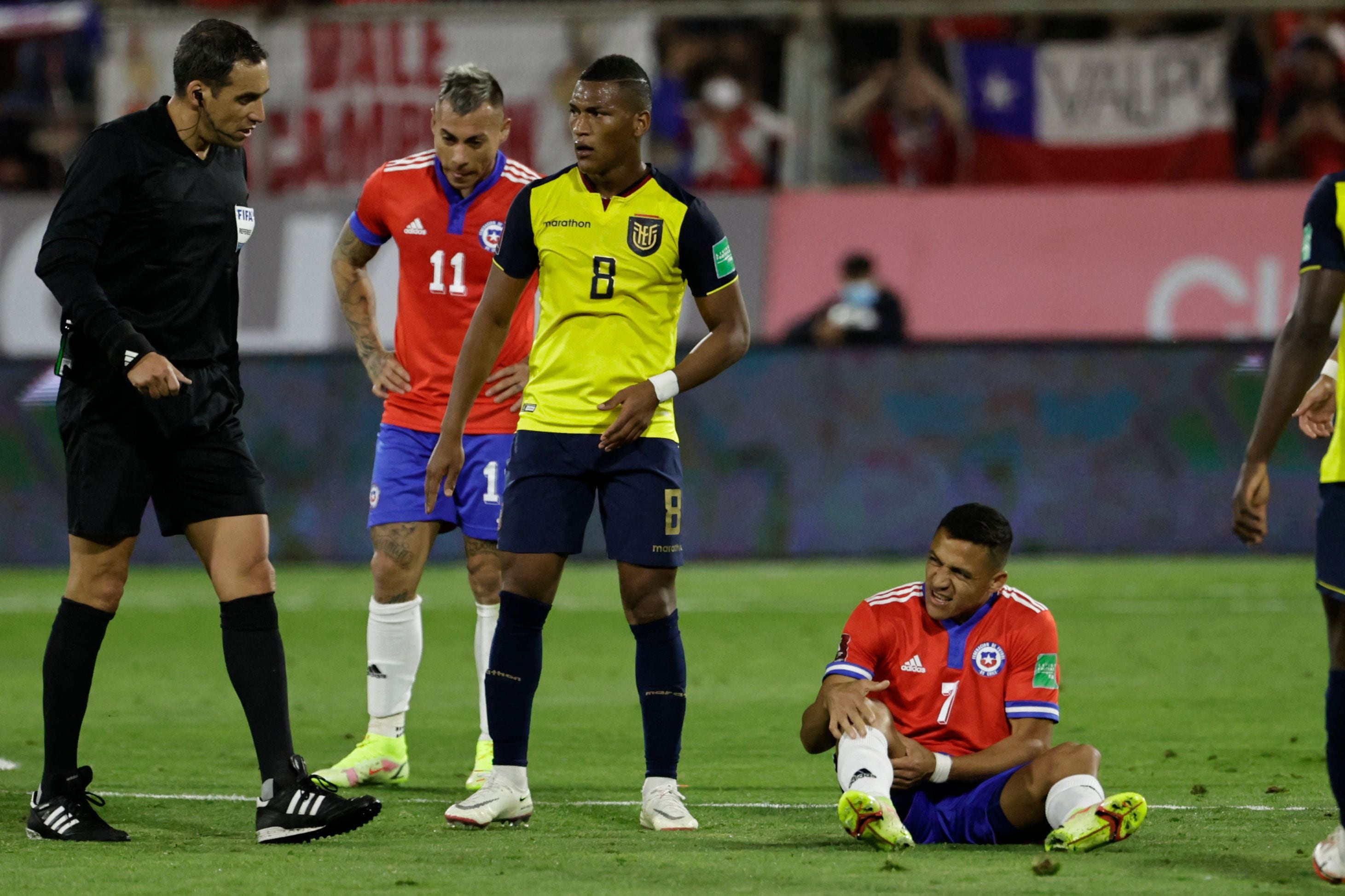 Alexis Sánchez, en el momento en que se lesionó ante Ecuador