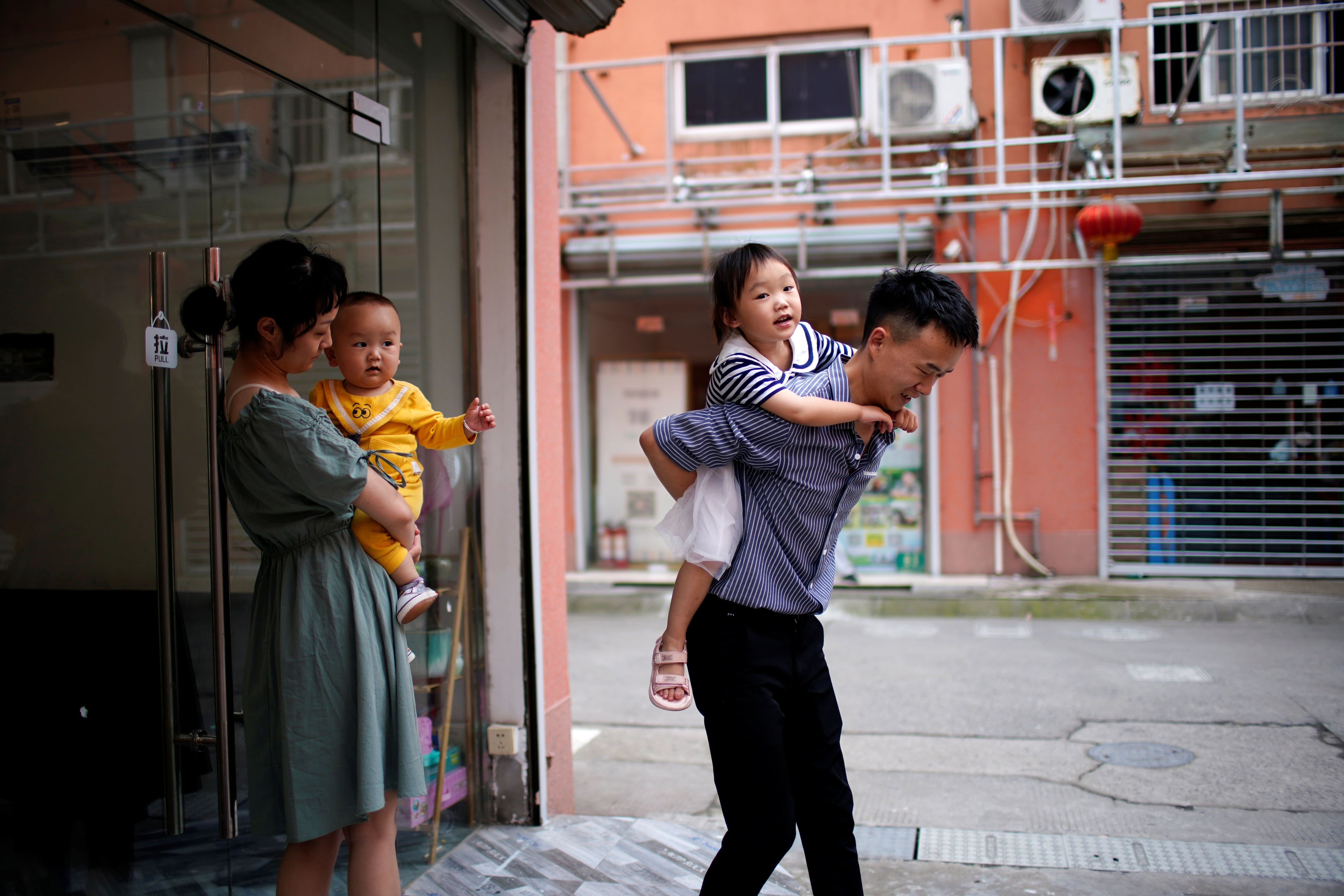 FOTO DE ARCHIVO. Imagen referencial de una familia jugando con niños, en las afueras de Shanghái, China