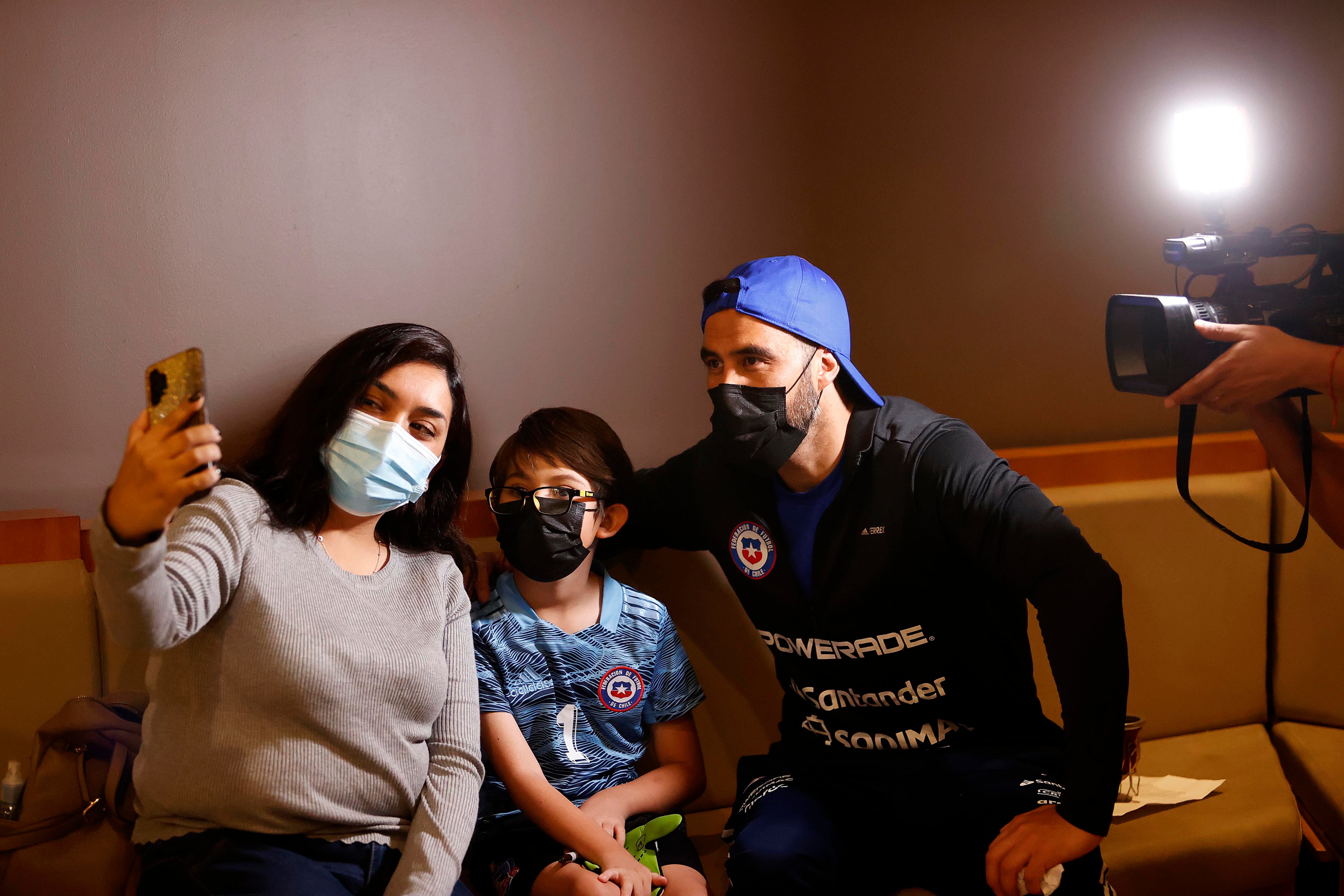 Claudio Bravo recibió a un niño en el hotel en Calama, en medio de la burbuja sanitaria de la Roja.