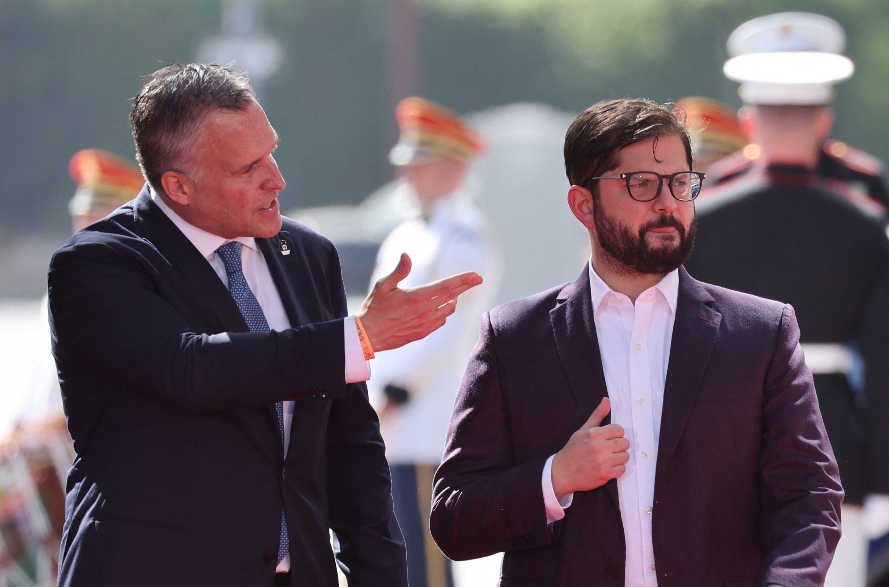 El Presidente chileno, Gabriel Boric, siendo recibido en la Cumbre de las Américas, en Los Ángeles. Foto: Reuters.