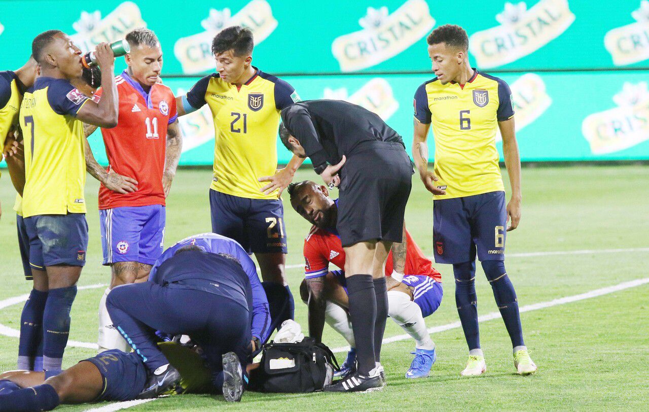 Byron Castillo, en el partido entre Chile y Ecuador, justo en el momento de la expulsión de Arturo Vidal.