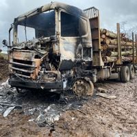 Encapuchados quemaron dos camiones: gobierno presentará querella por ataque incendiario en Collipulli