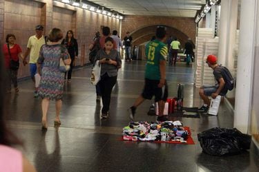 El comercio ambulante es frecuente en distintas estaciones del Metro. Foto: Richard Ulloa / La Tercera