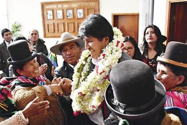 Bolivia's-President-Morales-is-greeted-by-a-(43198608)