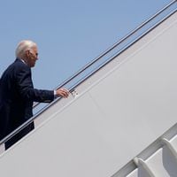 Biden reitera que no se va “a ninguna parte” mientras destacados mecenas le retiran su respaldo 