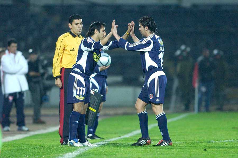 Marco Olea ingresa por Marcelo Salas, en un amistoso de la U. Observa un joven cuarto árbitro Roberto Tobar. Foto: Archivo Copesa.