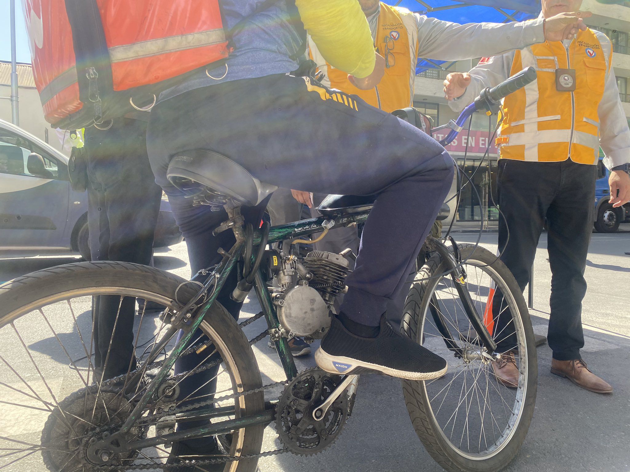 Bicis-mosquito: los vehículos no autorizados que siguen transitando libremente por las calles y ciclovías