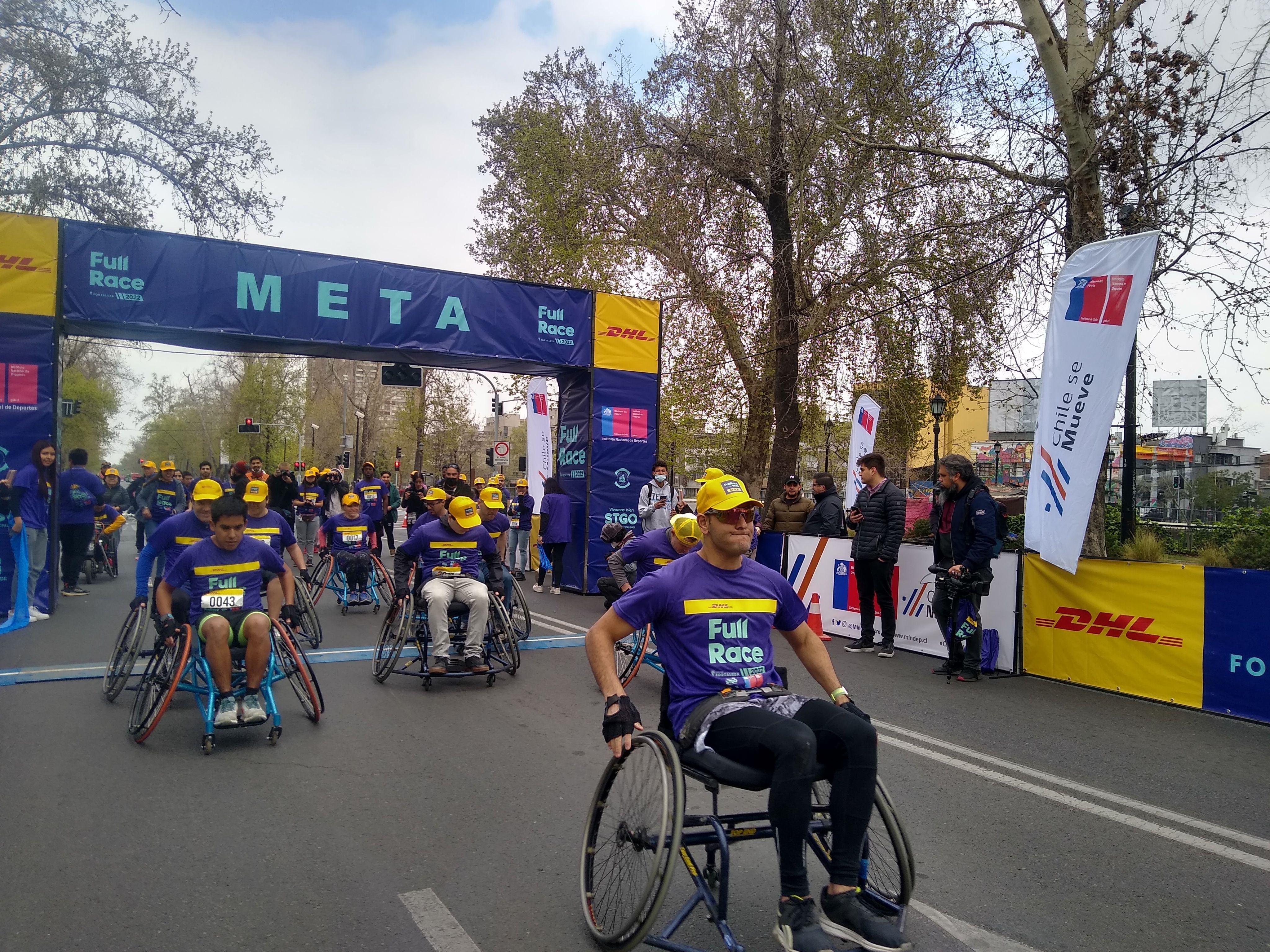 Carrera en sillas de rueda reunio a Voluntarios, Gobernador de Santiago y Medallista Olimpico