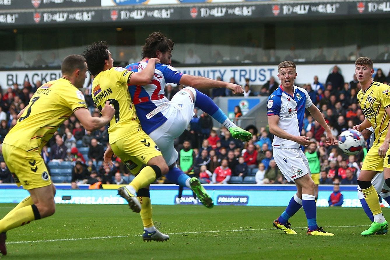 Ben Brereton convierte el 2-1 del Blackburn Rovers sobre Milwall.