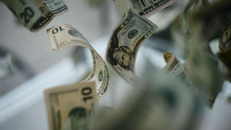 Desde nuevos fondos a hacer retiros en dólares: cómo aprovechan las firmas de inversiones la exposición a la moneda de EE.UU. que buscan los chilenos - La Tercera