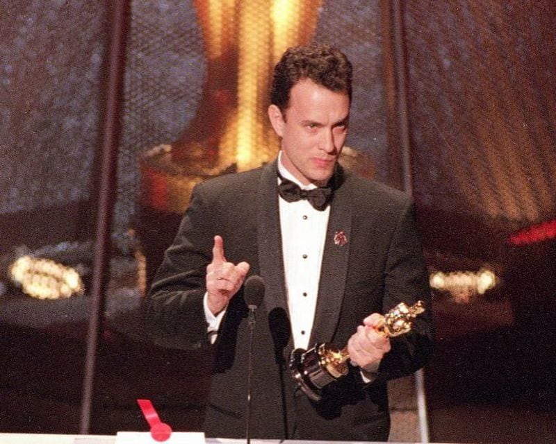 Tom Hanks recibiendo el Oscar por Philadelphia