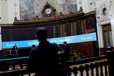 Bolsa de Santiago extiende sus pérdidas tras decisión del gobierno de ampliar las cuarentenas a todas las comunas de la RM