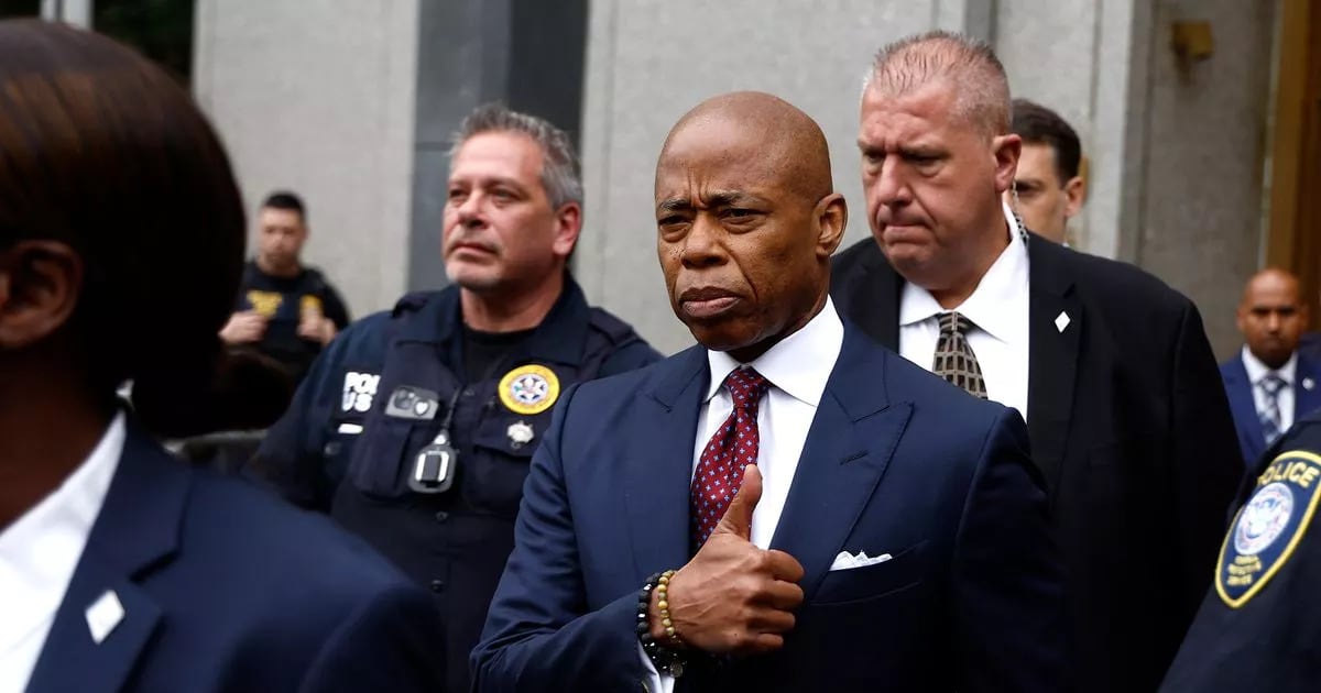 Alcalde de Nueva York anuncia su candidatura a la reelección con dardos a izquierdista Mamdani - La Tercera