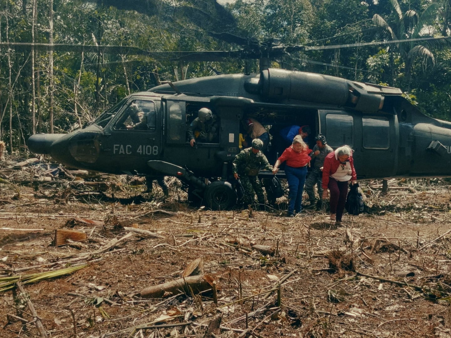 Perdidos en el Amazonas: El Rescate que Conmocionó al Mundo (2024), de Cristina Nieto y Jaime Escallón, se adentra en el rescate de cuatro niños tras estrellarse su avión en la selva.