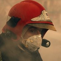Un bombero francés en Valparaíso: mira el trailer del documental chileno Pirópolis