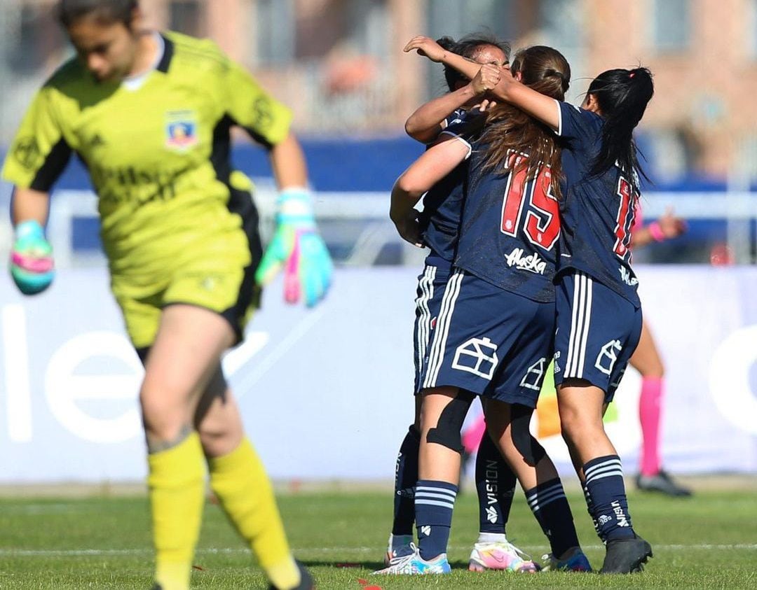 Las jugadoras de la U celebran uno de sus goles ante Colo Colo. FOTO: Instagram / @udechilefemenino.