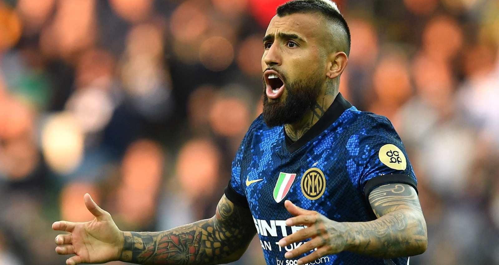 Arturo Vidal en un duelo del Inter.