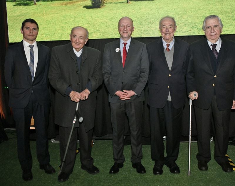 Teófilo Grob, junto a Carlos Caminondo, ex presidente; Lionel Mancilla, gerente general; Enrique Larre, ex presidente, y Eduardo Carrasco, ex gerente general, todos de Colun.