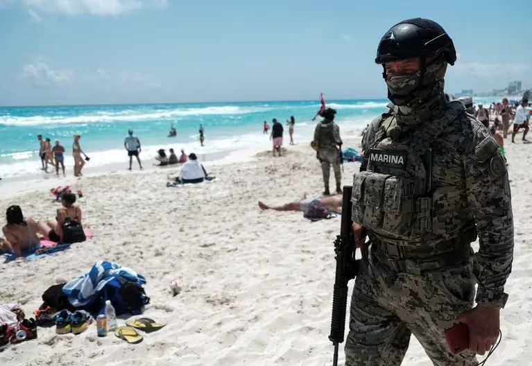 Militares en playas de México