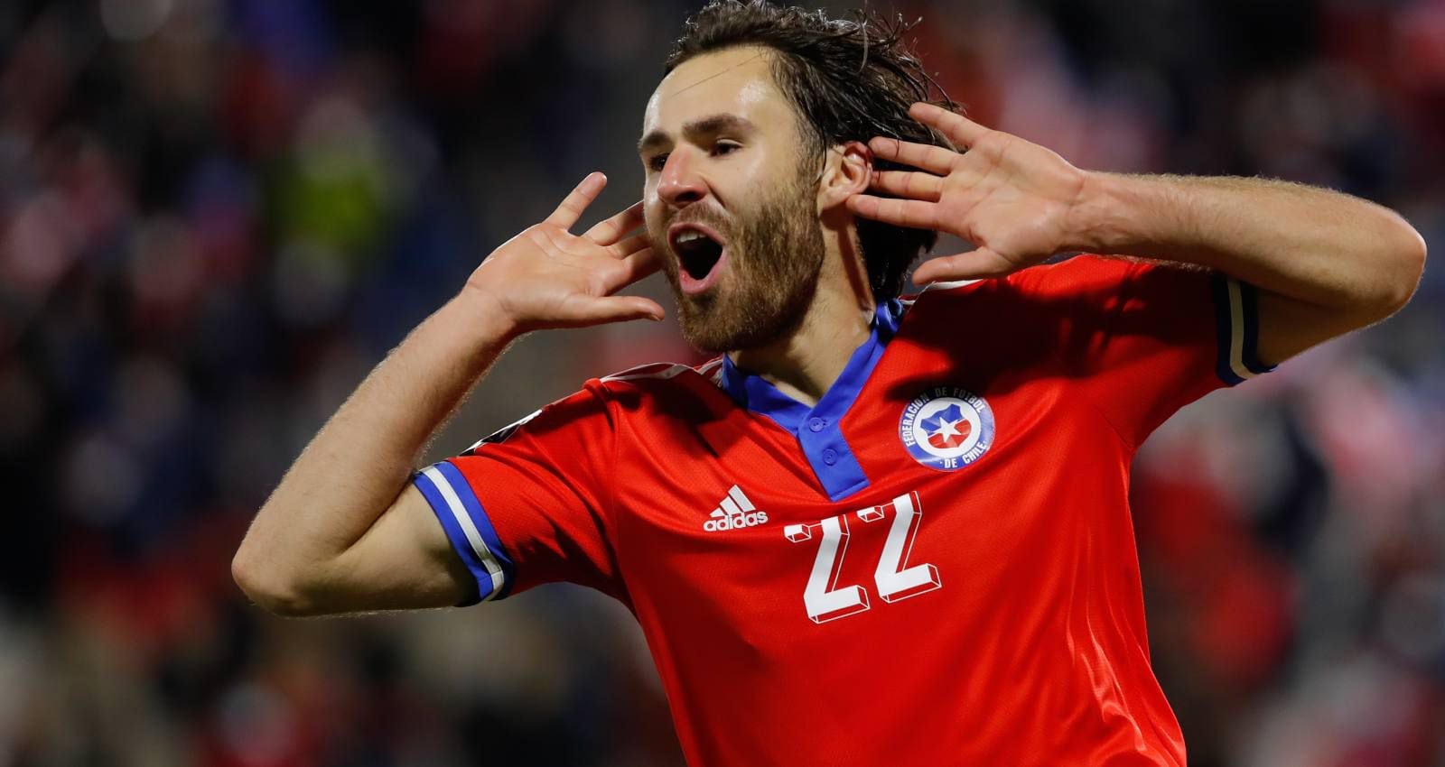 Ben Brereton celebra uno de sus goles por la Selección.