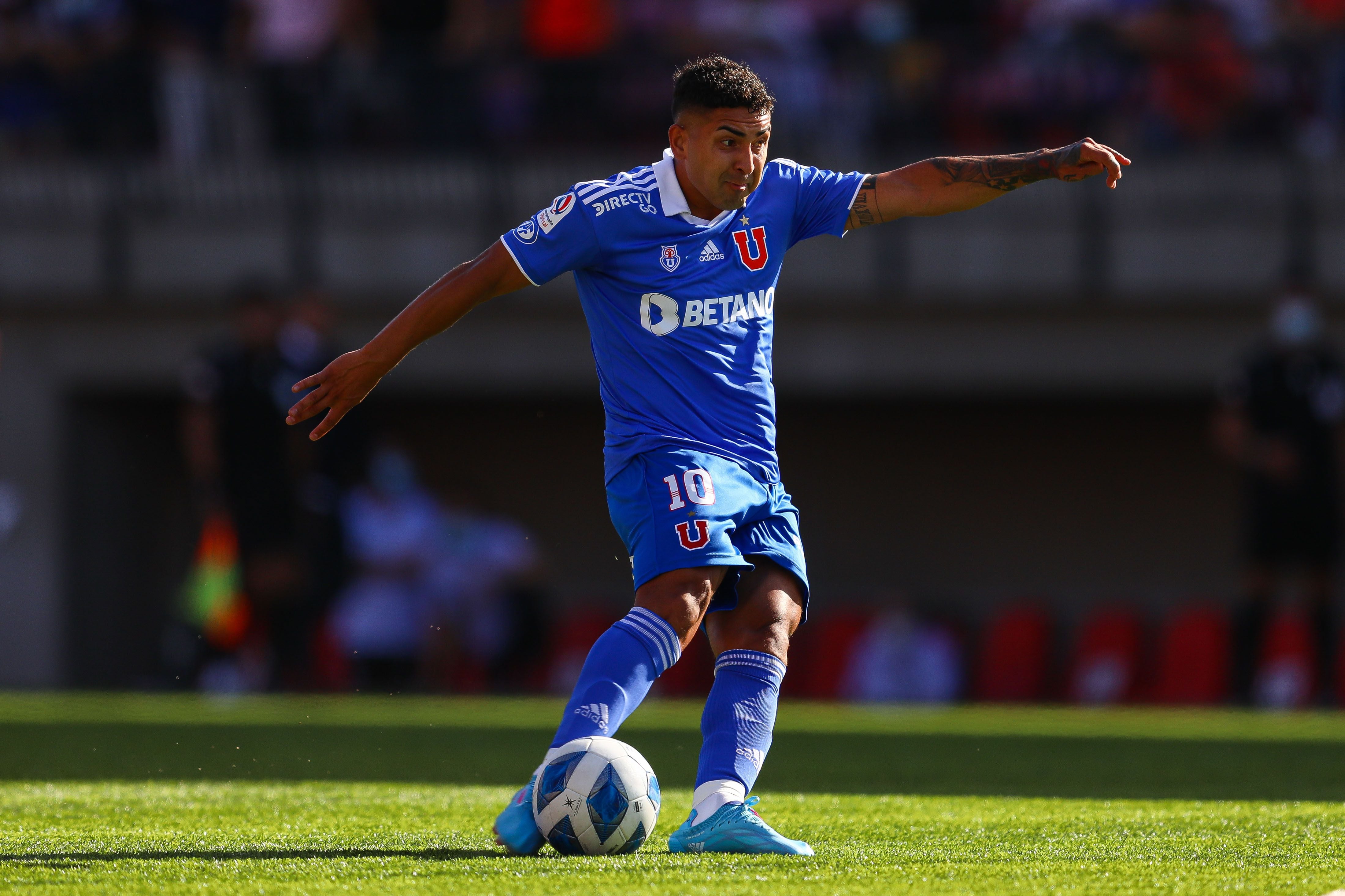 Jeisson Vargas (c), durante el partido valido por la primera fecha del Campeonato Nacional AFP PlanVital 2021, entre Union La Calera y Universidad de Chile, disputado en el Estadio Nicolas Chahuan Nazar.