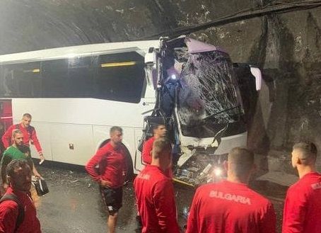 Así quedó uno de los buses de Bulgaria tras el accidente.