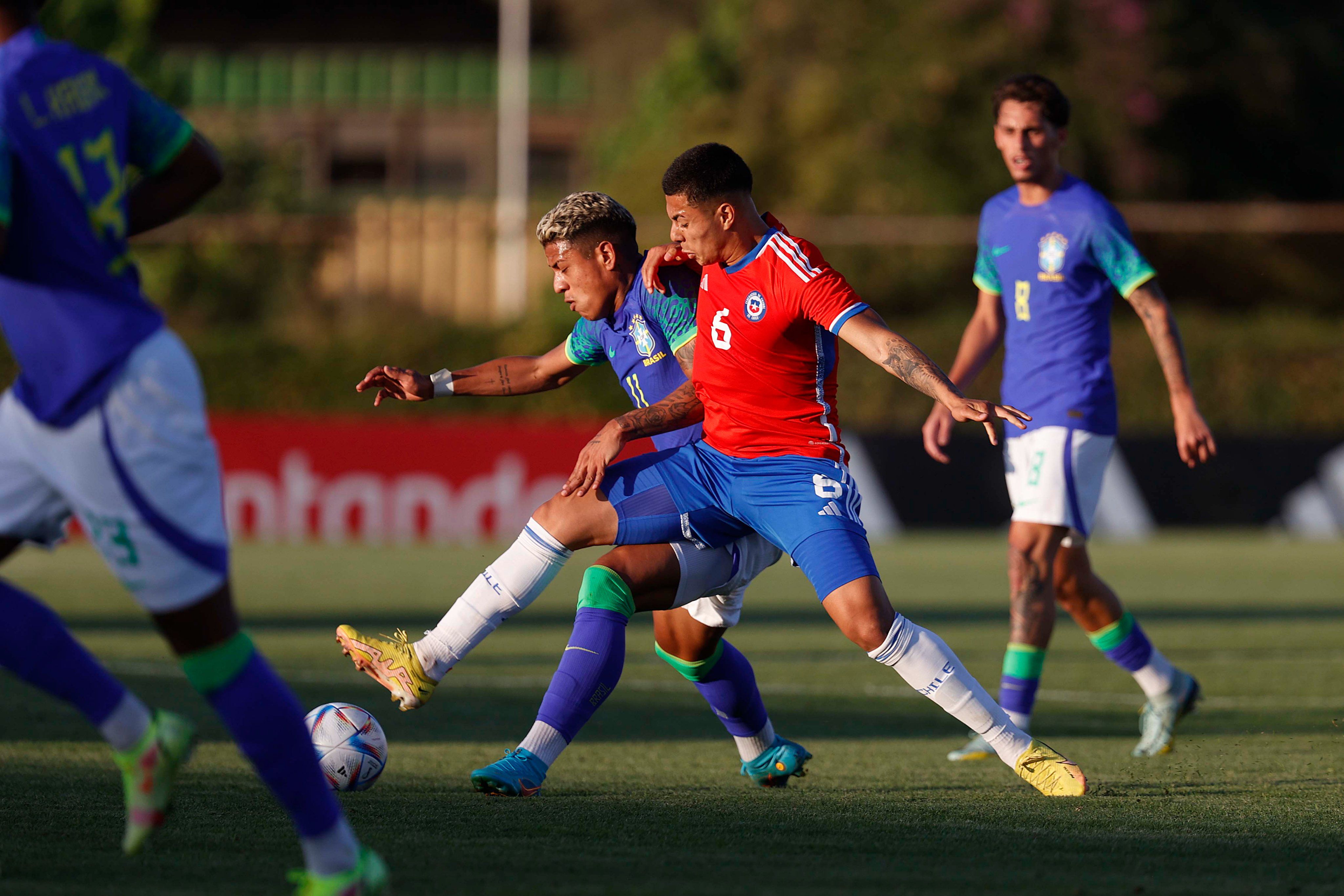 Cristóbal Castillo fue uno de los buenos valores de la Roja sub 20 ante Brasil.