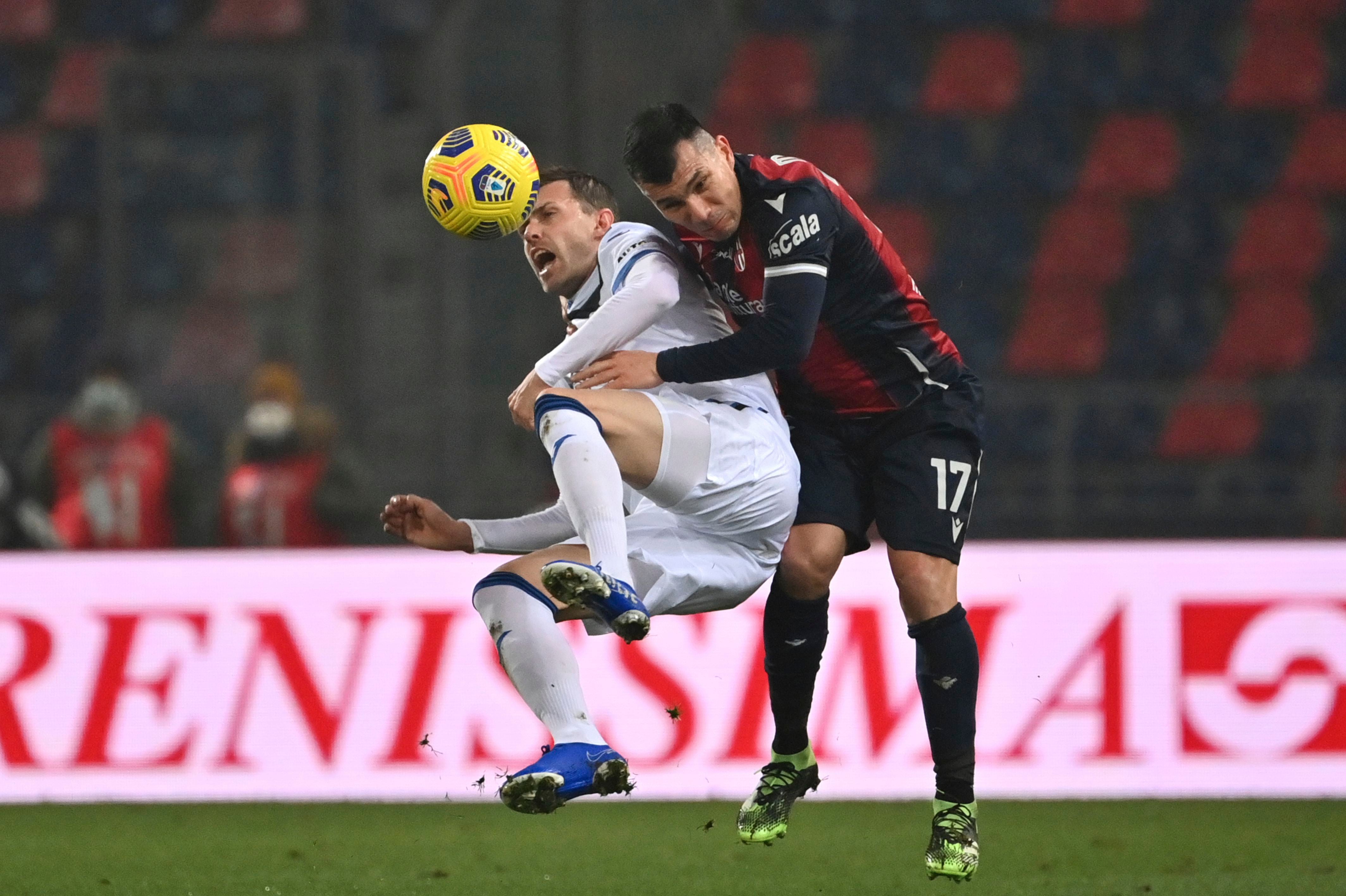 Gary Medel cabecea en el partido entre el Bologna y el Atalanta, en diciembre.