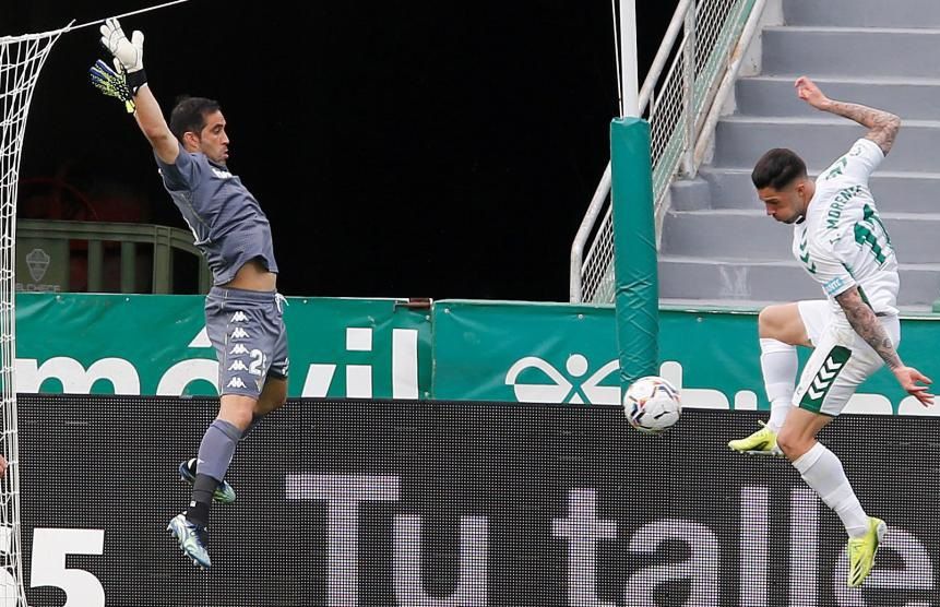 Claudio Bravo defendiendo su pórtico en el duelo entre el Elche y el Real Betis. FOTO: EFE.