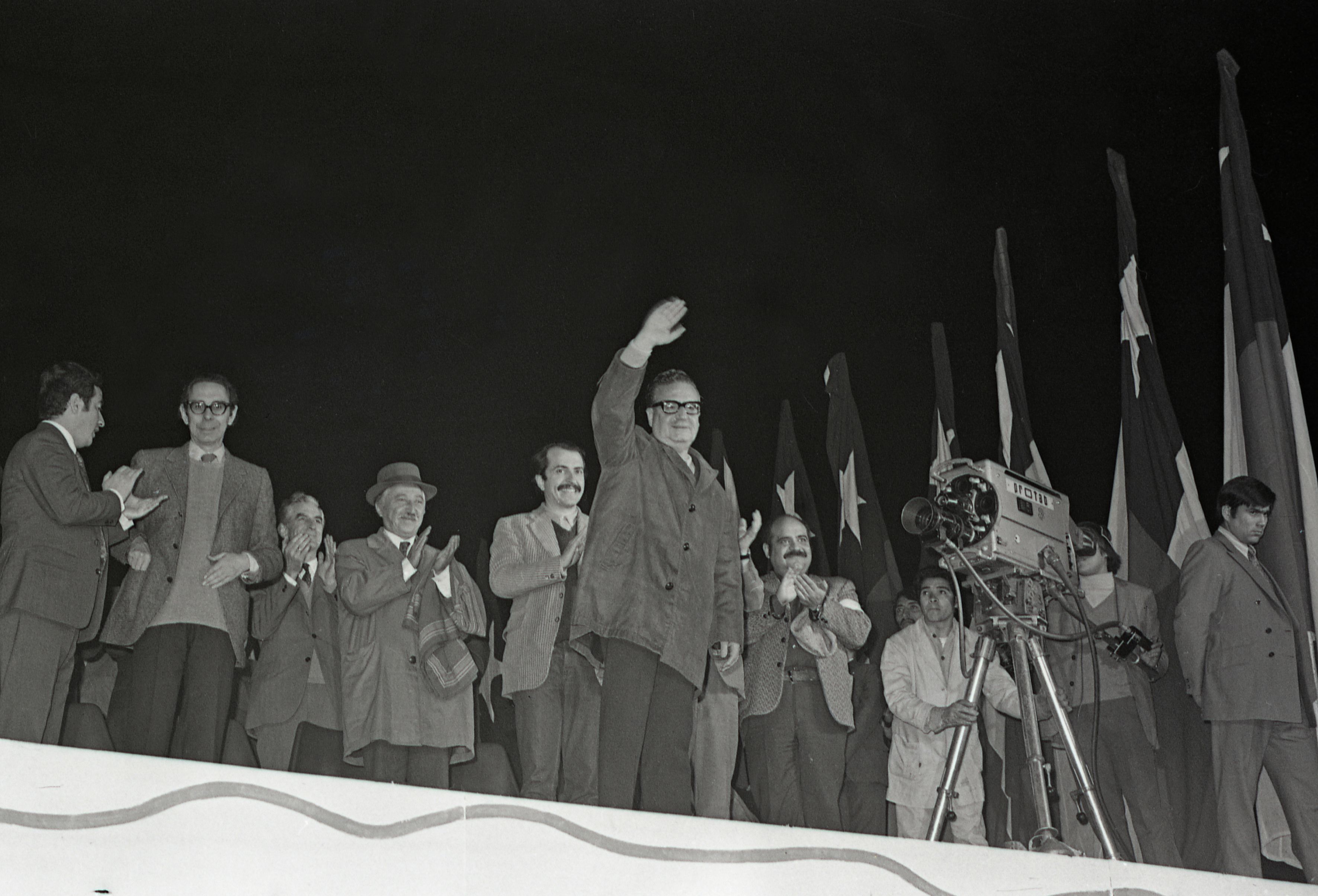 SALVADOR ALLENDE GOSSENS, PRESIDENTE DE LA REPUBLICA, LUIS CORVALAN, CARLOS ALTAMIRANO EN CONCENTRACION DE LA CUT Y EL PARTIDO COMUNISTA. 18.04.1972.