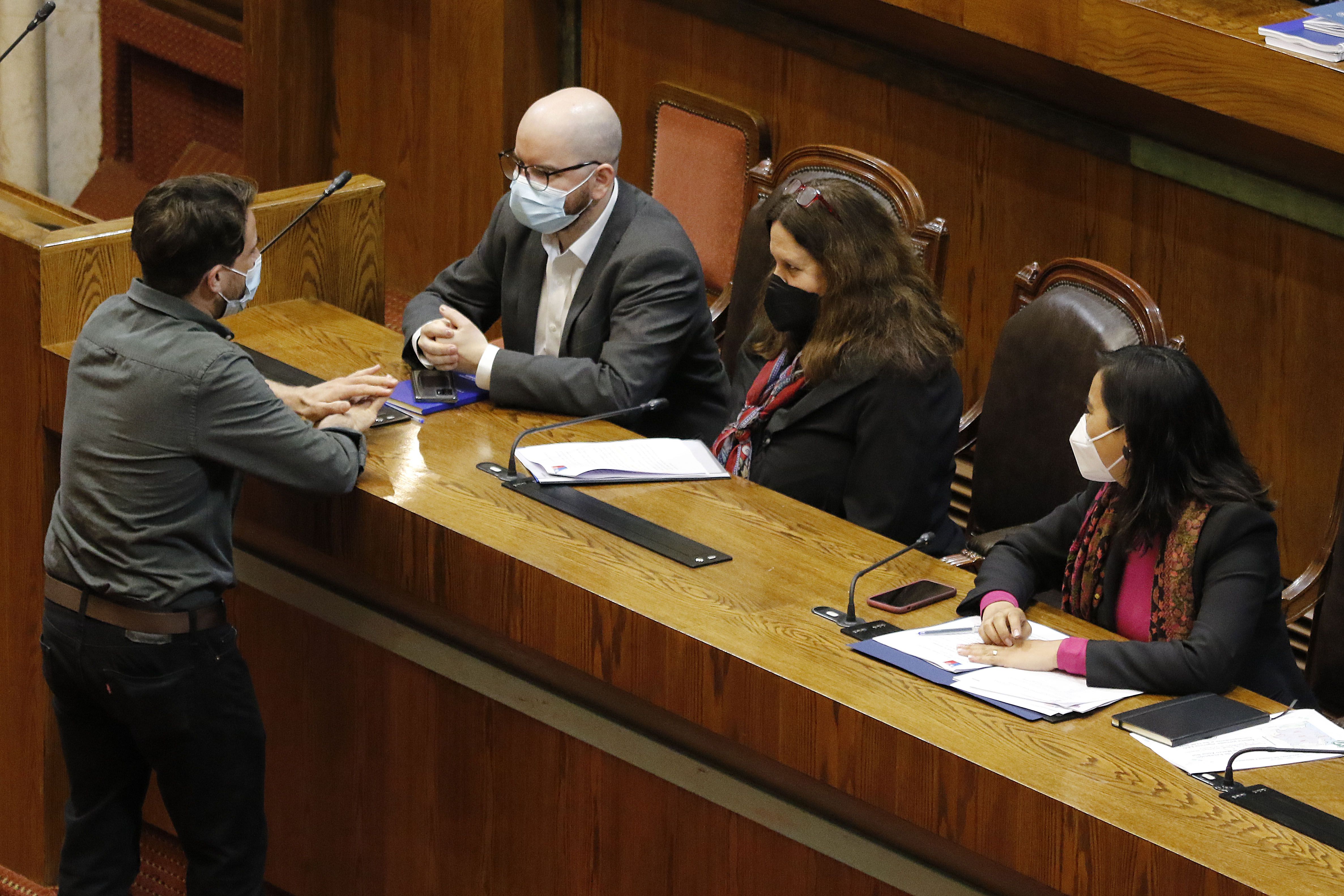 Sorpresiva disidencia en el Frente Amplio a la solicitud de Boric: solo la mitad de sus diputados aprobó estado de excepción