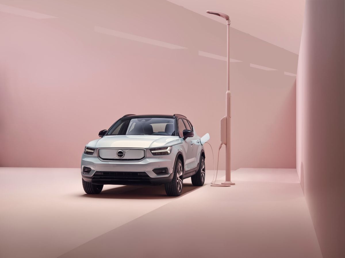 259200_Volvo_XC40_Recharge_P8_AWD_in_Glacier_Silver