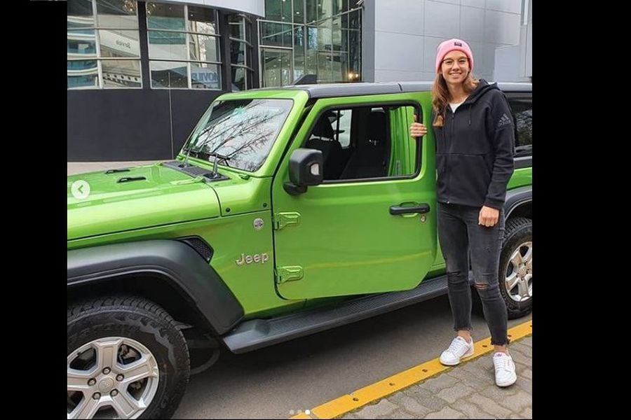 Lo adivinas? 'Tiane' Endler tiene un nuevo auto para moverse por Chile - La  Tercera