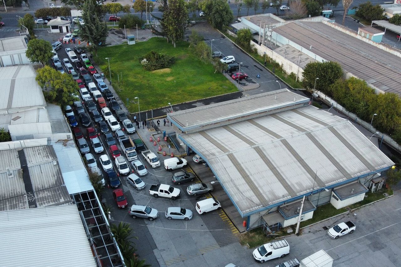 Filas para la revisión técnica y Permiso de Circulación en la planta de Calle Carrascal en Quinta Normal