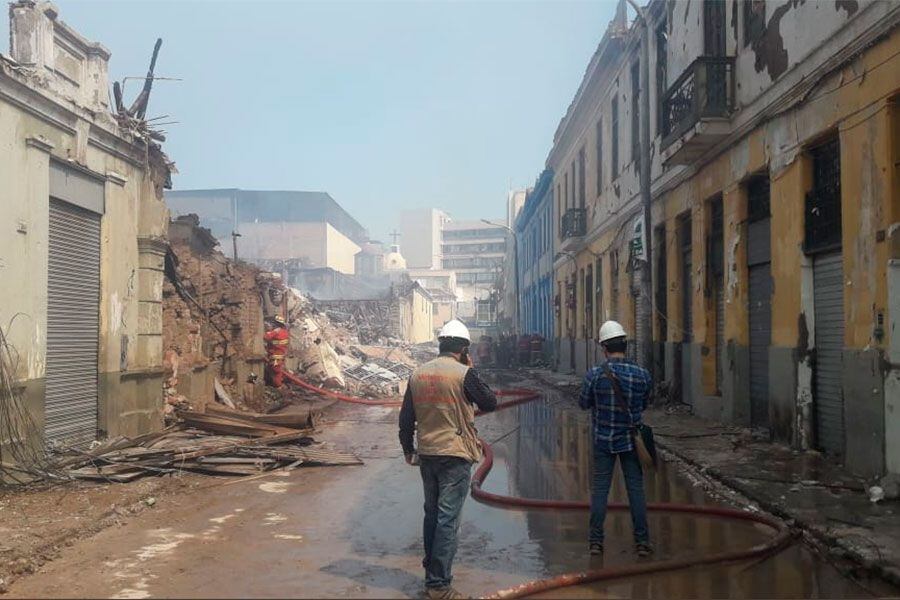 Autoridades estiman que trabajos de recuperación tras incendio en Lima