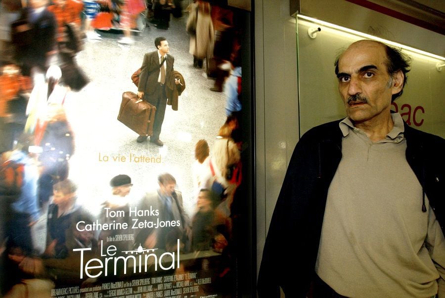 - PHOTO TAKEN 06AUG04 - Merhan Karimi Nasseri, Iranian homeless called Sir Alfred poses in Paris Cha..