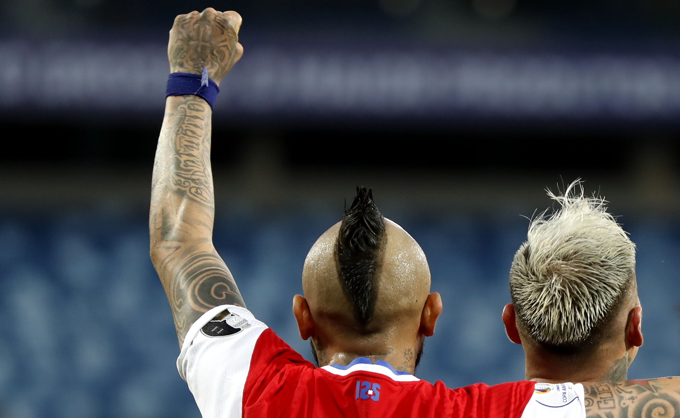 Arturo Vidal y Eduardo Vargas celebran el gol frente a Uruguay