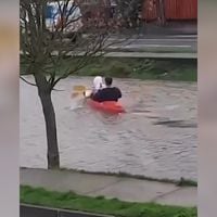 Jóvenes recrean canales de Venecia tras intensas lluvias en Concepción