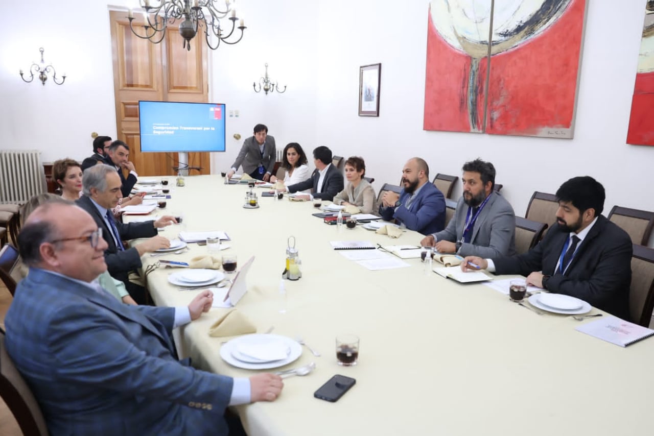 La ministra del Interior Carolina Tohá junto al Subsecretario del Interior Manuel Monsalve y el Subsecretario de prevención del Delito Eduardo Vergara se reúne con los directivos de los partidos de oposición en el Palacio de La Moneda