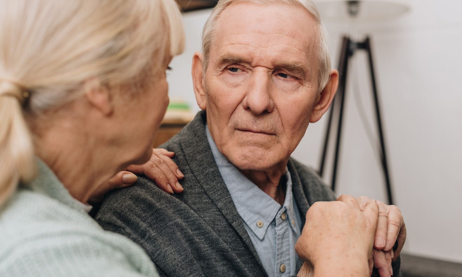 “Cuando a mi padre le dio Alzheimer, tuve que aprender a mentirle”: qué es el engaño terapéutico