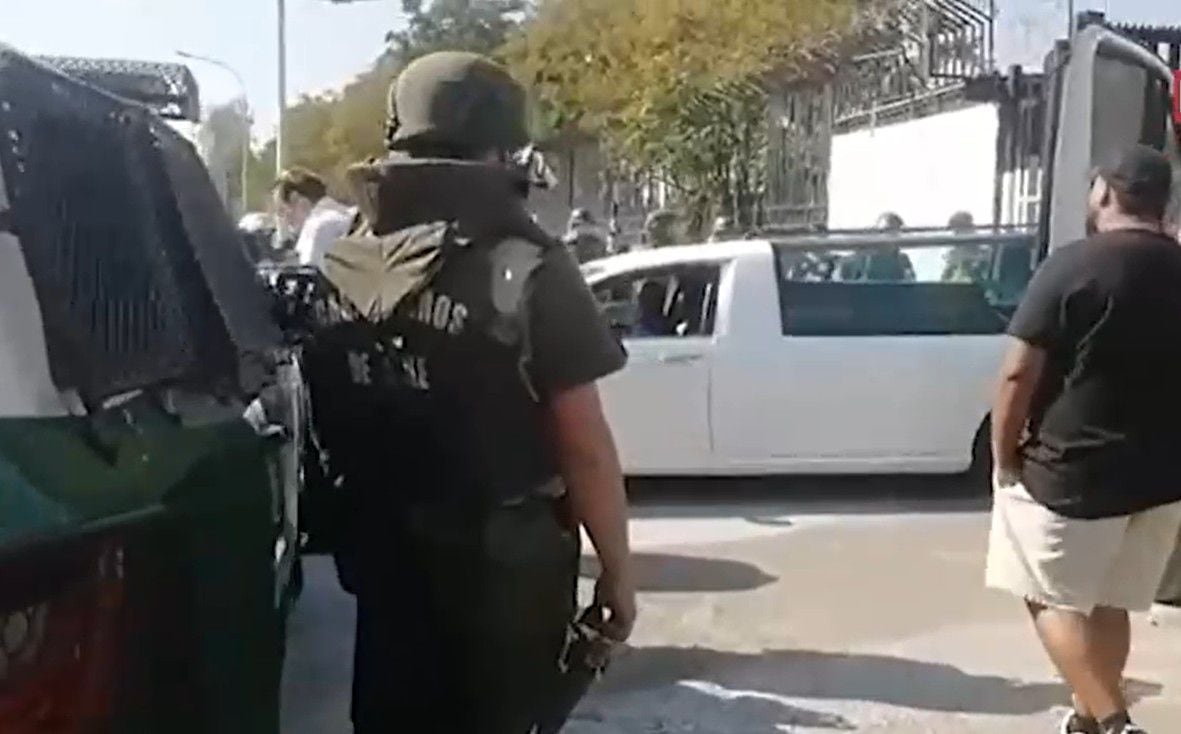 La carroza que transportaba los restos del barrista albo abandona el Monumental.