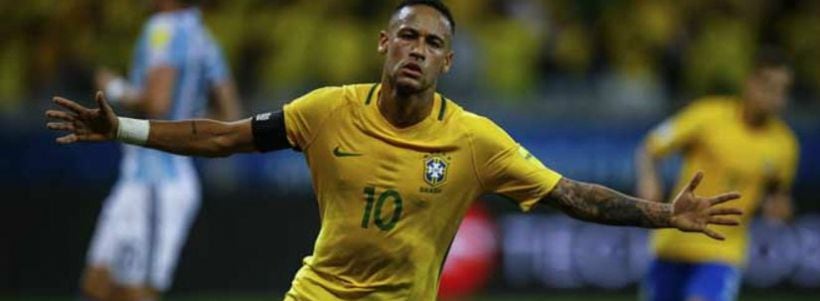 Neymar celebra un gol con la camiseta de su país.