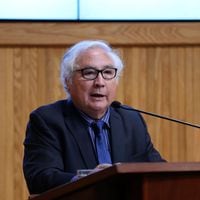 Manuel Castells, sociólogo español: "Puede imponerse un orden a la fuerza ahora en Chile, pero podría ser el preludio al caos"