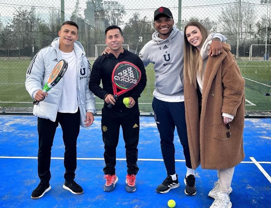 Alexis Sánchez compartió con Junior fernandes vistiendo una chaqueta de Universidad de Chile.