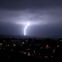 Declaran alerta temprana preventiva en 10 comunas de la Región Metropolitana por probables tormentas eléctricas