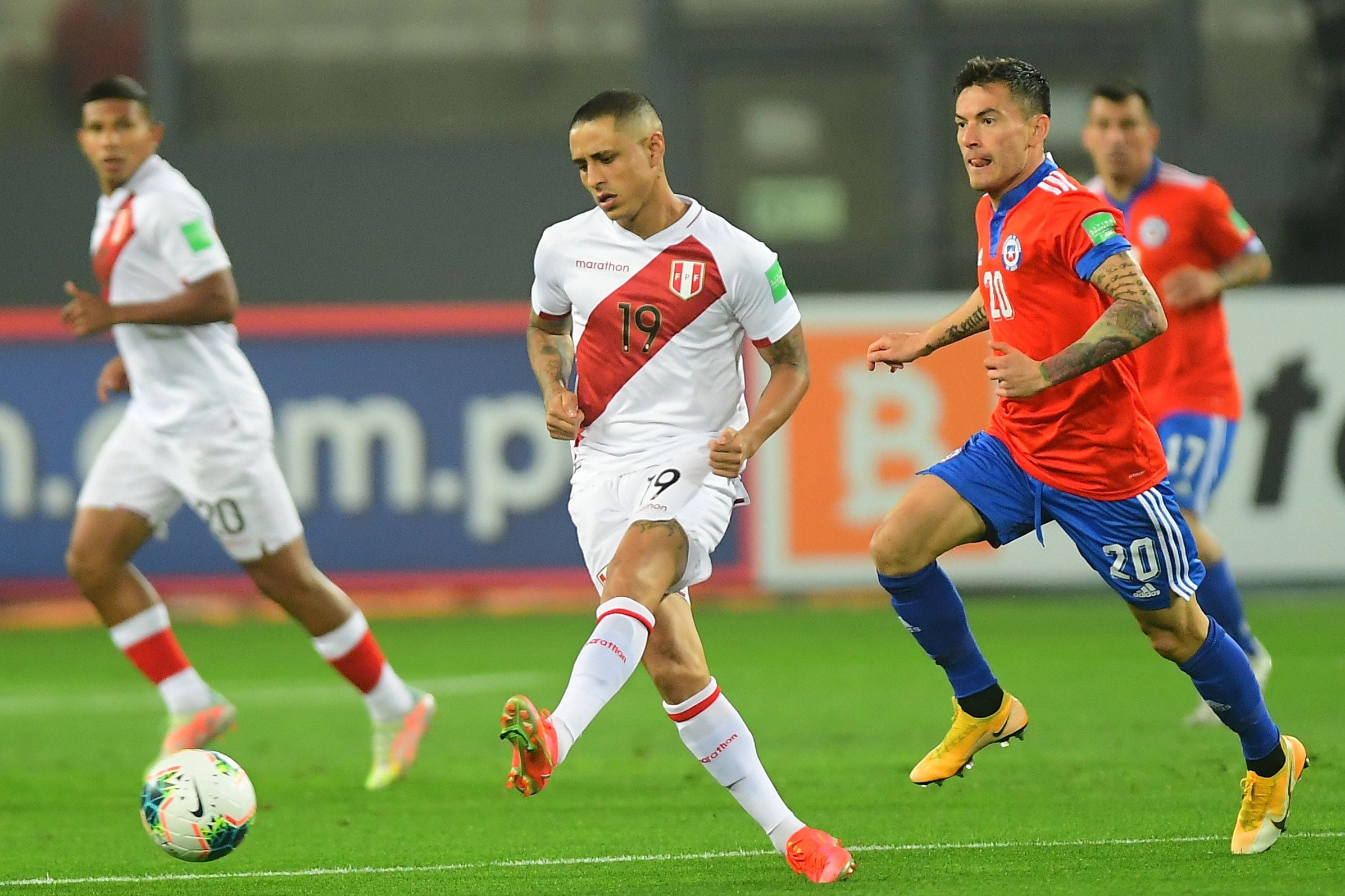 Charles Aránguiz controla el balón en el duelo entre Perú y Chile, en Lima