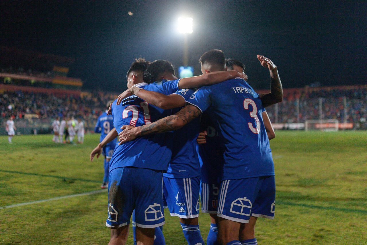 Los jugadores de Universidad de Chile celebran tras un gol ante Unión La Calera.