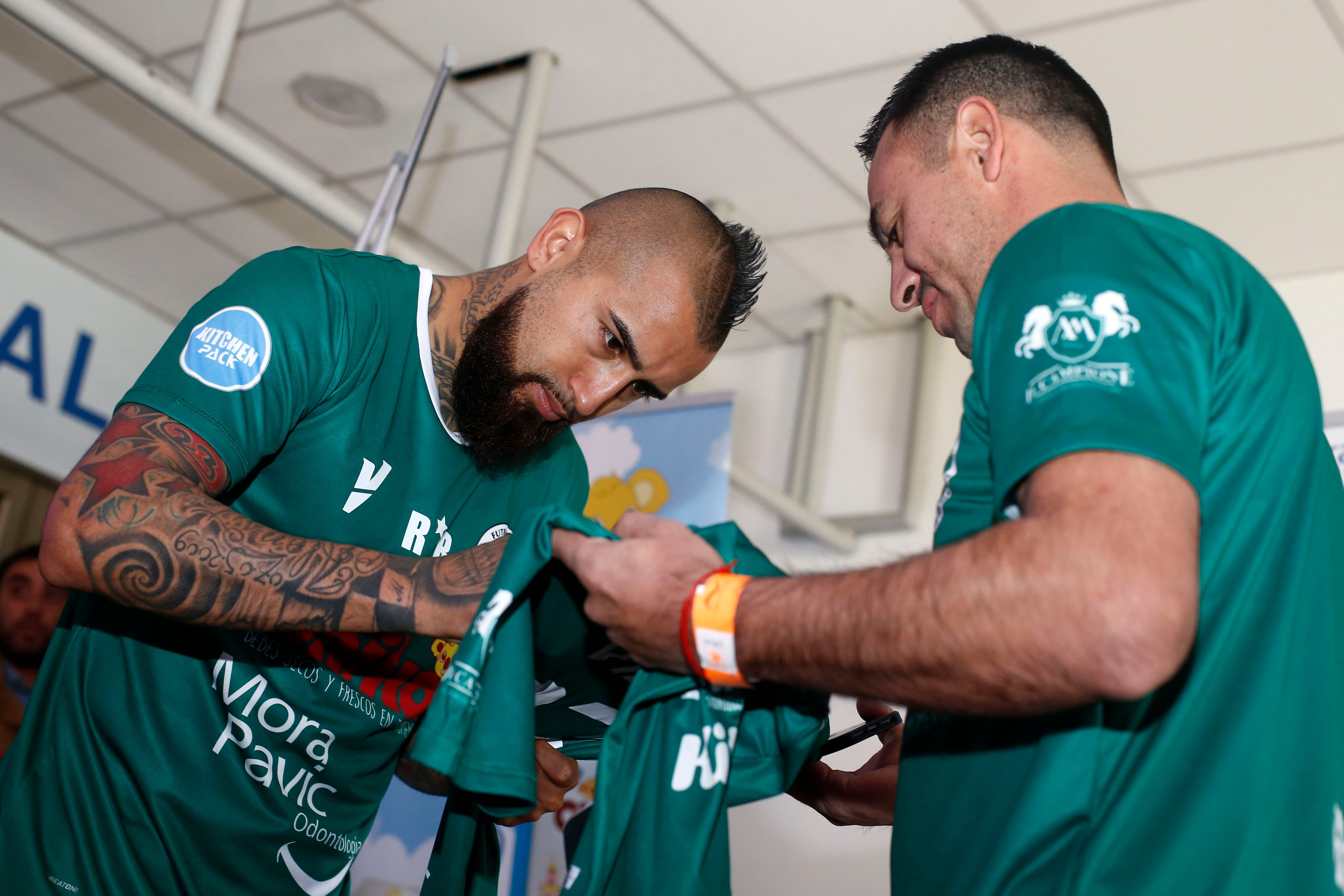 Arturo Vidal firma una camiseta de Rodelindo Román.